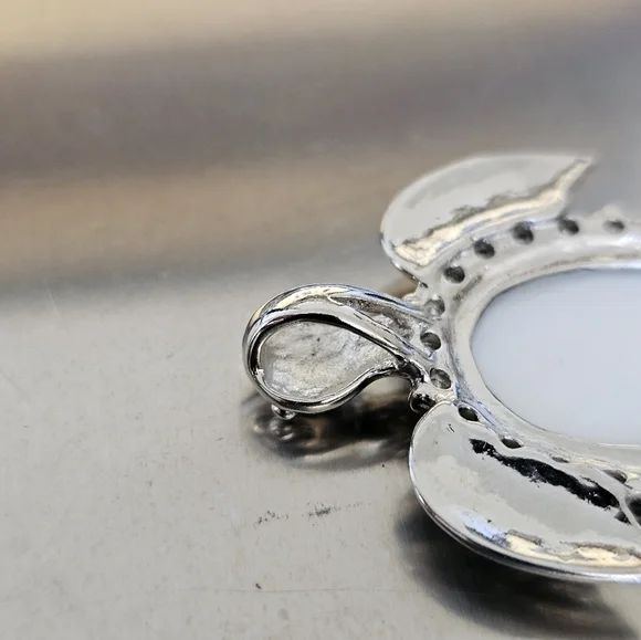 TRÏBE Abalone Shell Turtle Pendant - Picture 3 of 3